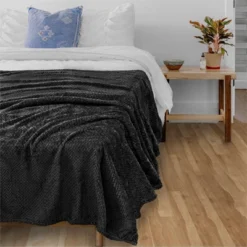 PAVILIA Lightweight Fleece Throw Blanket For Couch, Soft Warm Flannel Blankets For Bed -Decora Shop GUEST 211266c4 7678 4f78 9a24 85c67505bb12