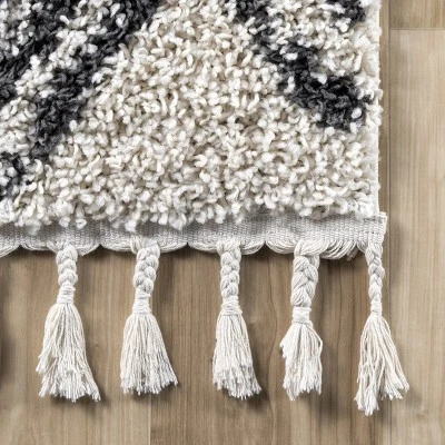 NuLOOM Amanda Moroccan Chevron Tassel Area Rug 4 NuLOOM Amanda Moroccan Chevron Tassel Area Rug - Image 4