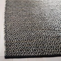 Rosita Geometric Light Accent Rug - Safavieh